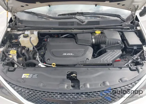 2017 Chrysler Pacifica Touring z USA, uszkodzony, nr VIN 2C4RC1DG3HR588974